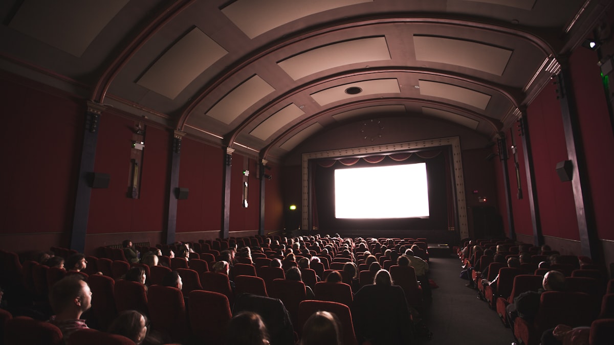 Uma sala de cinema durante uma projeção. Em Locarno, O Jacaré integrou a competição principal, uma das mais disputadas montras do cinema de autor europeu.
